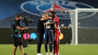 Dirinya langsung mendapat sikap repek dari tim lawan. Bahkan pelatih Bayern Munich, Hans Flick sampai memeluknya (Getty Images)