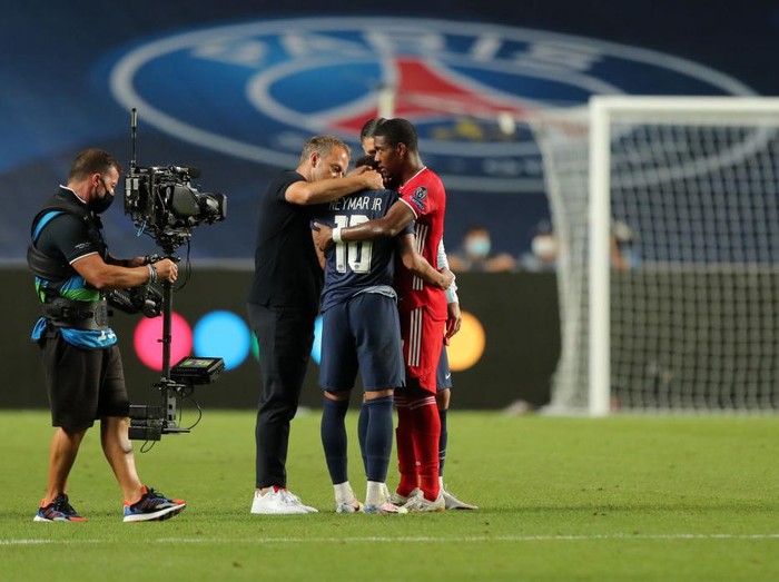 LISBON, PORTUGAL - AUGUST 23: Neymar of Paris Saint-Germain looks dejected during the UEFA Champions League Final match between Paris Saint-Germain and Bayern Munich at Estadio do Sport Lisboa e Benfica on August 23, 2020 in Lisbon, Portugal. (Photo by David Ramos/Getty Images)