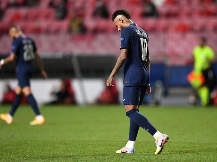 LISBON, PORTUGAL - AUGUST 23: Neymar of Paris Saint-Germain looks dejected during the UEFA Champions League Final match between Paris Saint-Germain and Bayern Munich at Estadio do Sport Lisboa e Benfica on August 23, 2020 in Lisbon, Portugal. (Photo by David Ramos/Getty Images)