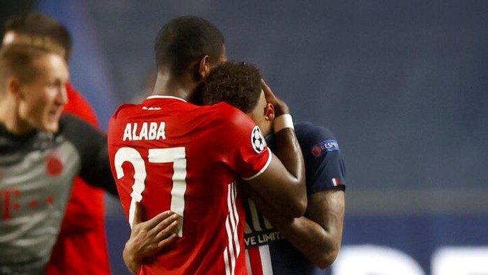 Bayerns David Alaba, left, comforts PSGs Neymar after winning the Champions League final soccer match between Paris Saint-Germain and Bayern Munich at the Luz stadium in Lisbon, Portugal, Sunday, Aug. 23, 2020.(Matthew Childs/Pool via AP)