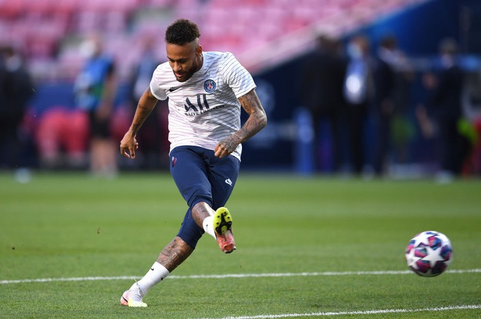 LISBON, PORTUGAL - AUGUST 23: Neymar of Paris Saint-Germain warms up prior to the UEFA Champions League Final match between Paris Saint-Germain and Bayern Munich at Estadio do Sport Lisboa e Benfica on August 23, 2020 in Lisbon, Portugal. (Photo by David Ramos/Getty Images)