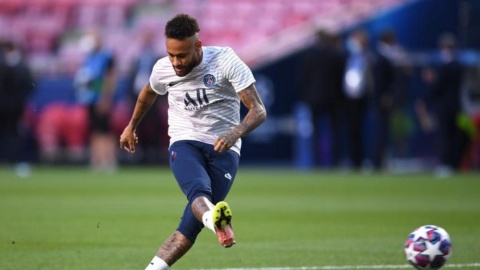 LISBON, PORTUGAL - AUGUST 23: Neymar of Paris Saint-Germain warms up prior to the UEFA Champions League Final match between Paris Saint-Germain and Bayern Munich at Estadio do Sport Lisboa e Benfica on August 23, 2020 in Lisbon, Portugal. (Photo by David Ramos/Getty Images)