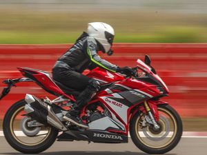 Bedah Cara Kerja Teknologi Quick Shifter di Honda CBR250RR SP Bedah Cara Kerja Teknologi Quick Shifter di Honda CBR250RR SP