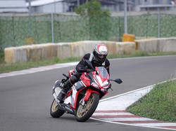 Merasakan Sensasi Ngoper Gigi Ala Pebalap di Honda CBR250RR SP Quick Shifter