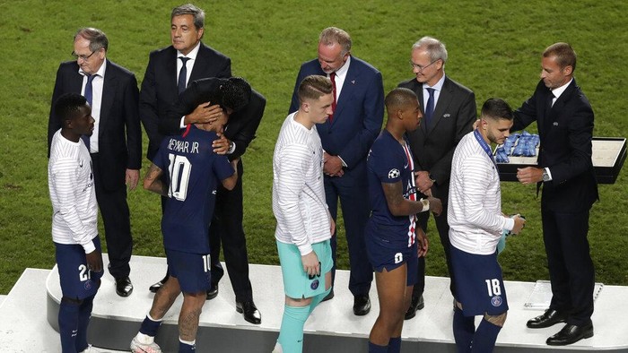 PSG players receive the silver medal after the Champions League final soccer match between Paris Saint-Germain and Bayern Munich at the Luz stadium in Lisbon, Portugal, Sunday, Aug. 23, 2020. (AP Photo/Manu Fernandez, Pool)