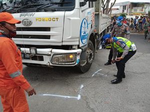 Pemotor Tewas Menabrak Bagian Belakang Truk Milik KCIC di Cimahi