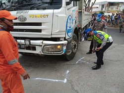 Pemotor Tewas Menabrak Bagian Belakang Truk Milik KCIC di Cimahi