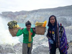 Di Sela Indah Kawah Ijen, Ada Penambang Bertaruh Nyawa