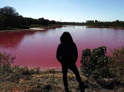 Penampakan Laguna di Paraguay yang Berubah Warna Karena Limbah