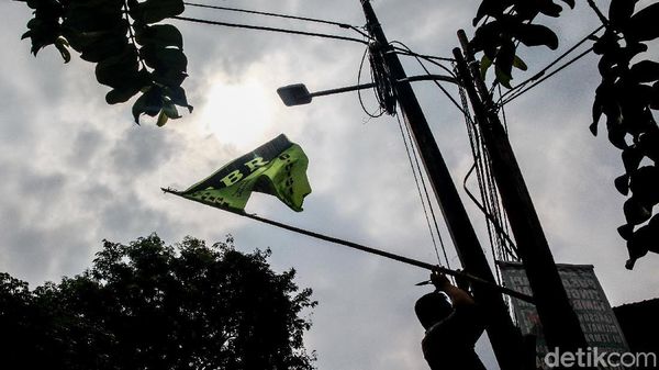 Atribut Ormas di Bintaro Permai Ditertibkan