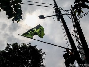 Aparat Gabungan Tertibkan Atribut Ormas Tak Sesuai Aturan di Jakbar Aparat Gabungan Tertibkan Atribut Ormas Tak Sesuai Aturan di Jakbar