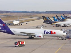 Nyaris Banget! Pesawat Kargo vs Penumpang Hampir Tabrakan