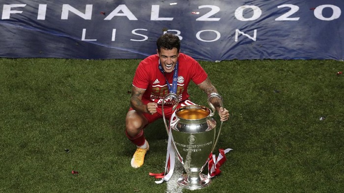 LISBON, PORTUGAL - AUGUST 23: Philippe Coutinho of FC Bayern Munich poses for a photo with the UEFA Champions League Trophy following his teams victory in the UEFA Champions League Final match between Paris Saint-Germain and Bayern Munich at Estadio do Sport Lisboa e Benfica on August 23, 2020 in Lisbon, Portugal. (Photo by Manu Fernandez/Pool via Getty Images)