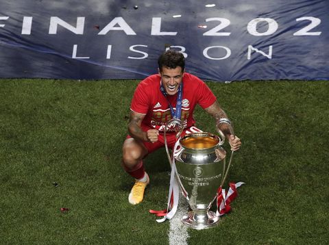 Lisbon, Portugal - 23 Agustus: Philippe Coutinho dari FC Bayern Munich berfoto dengan trofi Liga Champions setelah kemenangan timnya di pertandingan Final Liga Champions antara Paris Saint-Germain dan Bayern Munich di Estadio do Sport Lisboa e Benfica pada 23 Agustus 2020 di Lisbon, Portugal.  (Foto oleh Manu Fernandez / Pool via Getty Images)