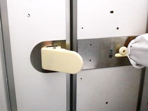 Inovasi Baru Maskapai Jepang: Pintu Toilet Hands-Free