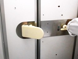 Inovasi Baru Maskapai Jepang: Pintu Toilet Hands-Free