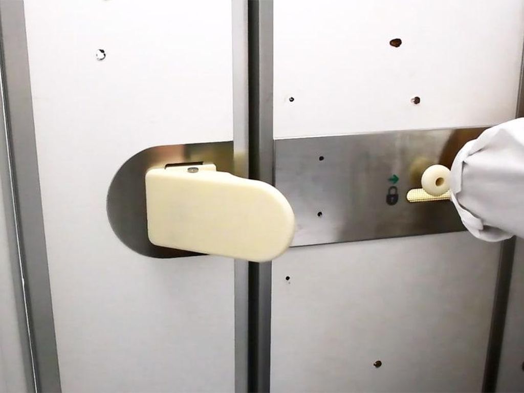 Inovasi Baru Maskapai Jepang: Pintu Toilet Hands-Free Inovasi Baru Maskapai Jepang: Pintu Toilet Hands-Free