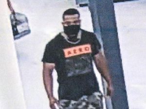 Polisi AS Buru Pria yang Peluk Orang Asing untuk Tularkan Corona Polisi AS Buru Pria yang Peluk Orang Asing untuk Tularkan Corona