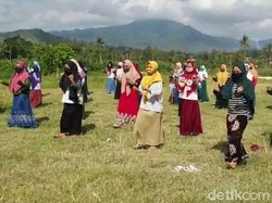 Perkuat Imun, Santri Positif COVID-19 Ponpes Darussalam Diajak Senam