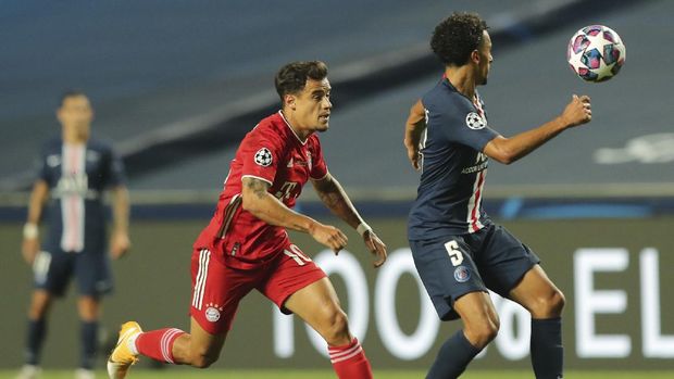 Bayern's Philippe Coutinho, left, challenges PSG's Marquinhos during the Champions League final soccer match between Paris Saint-Germain and Bayern Munich at the Luz stadium in Lisbon, Portugal, Sunday, Aug. 23, 2020. (Miguel A. Lopes/Pool via AP)