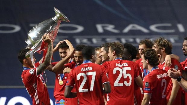 Bayern Munich players players celebrate with trophy after winning the Champions League final soccer match between Paris Saint-Germain and Bayern Munich at the Luz stadium in Lisbon, Portugal, Sunday, Aug. 23, 2020. (Lluis Gene/ Pool via AP)