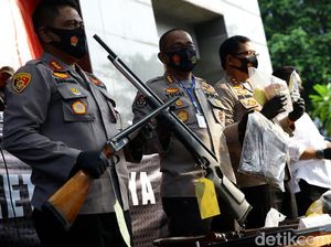 Polisi Ungkap Asal Senpi di Penembakan Bos Pelayaran di Kelapa Gading Polisi Ungkap Asal Senpi di Penembakan Bos Pelayaran di Kelapa Gading