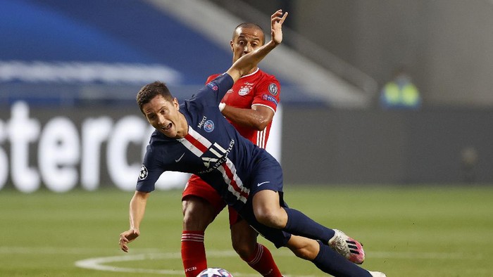 PSGs Ander Herrera, left, and Bayerns Thiago challenge for the ball during the Champions League final soccer match between Paris Saint-Germain and Bayern Munich at the Luz stadium in Lisbon, Portugal, Sunday, Aug. 23, 2020.(Matthew Childs/Pool via AP)