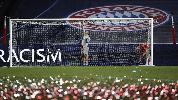 Bayern's goalkeeper Manuel Neuer cuts a piece of the net after his team won the Champions League final soccer match between Paris Saint-Germain and Bayern Munich at the Luz stadium in Lisbon, Portugal, Sunday, Aug. 23, 2020. (David Ramos/Pool via AP)