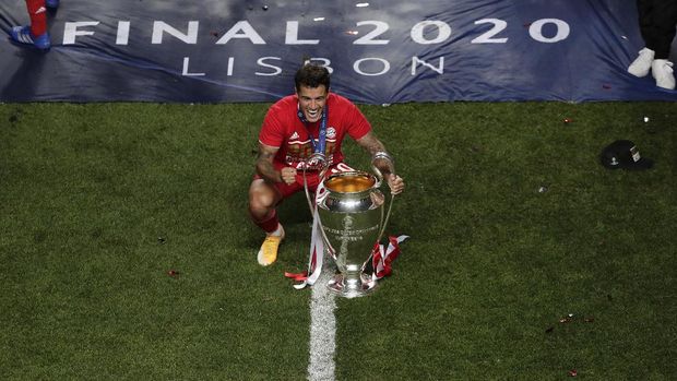 Bayern Munich's Brazilian midfielder Philippe Coutinho poses with the trophy after Bayern won the UEFA Champions League final football match between Paris Saint-Germain and Bayern Munich at the Luz stadium in Lisbon on August 23, 2020. (Photo by Manu Fernandez / POOL / AFP)