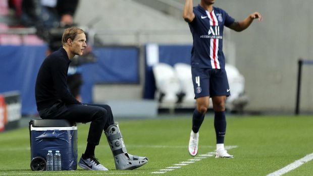 PSG's head coach Thomas Tuchel, left, watches as PSG's Thilo Kehrer makes a throw in during the Champions League final soccer match between Paris Saint-Germain and Bayern Munich at the Luz stadium in Lisbon, Portugal, Sunday, Aug. 23, 2020. (Miguel A. Lopes/Pool via AP)