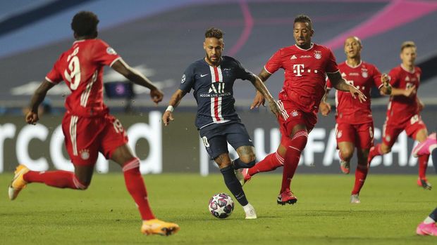 PSG's Neymar, 2nd left, controls a ball during the Champions League final soccer match between Paris Saint-Germain and Bayern Munich at the Luz stadium in Lisbon, Portugal, Sunday, Aug. 23, 2020. (Miguel A. Lopes/Pool via AP)