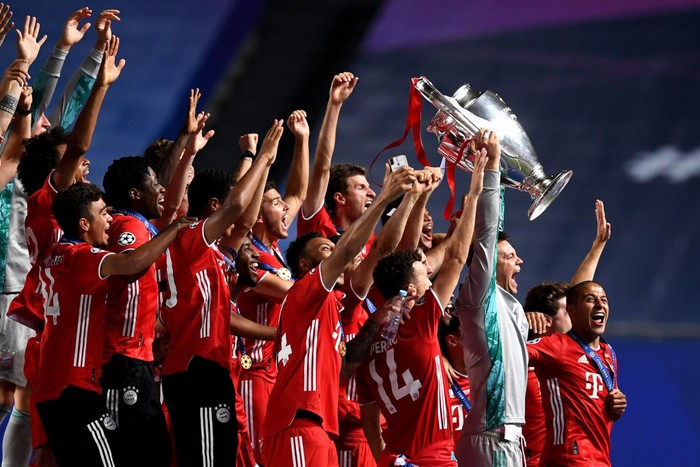 LISBON, PORTUGAL - AUGUST 23: Manuel Neuer, captain of FC Bayern Munich lifts the UEFA Champions League Trophy following his teams victory in the UEFA Champions League Final match between Paris Saint-Germain and Bayern Munich at Estadio do Sport Lisboa e Benfica on August 23, 2020 in Lisbon, Portugal. (Photo by David Ramos/Getty Images)