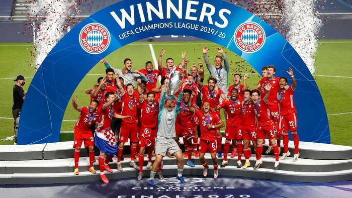 LISBON, PORTUGAL - AUGUST 19: Manuel Neuer of Bayern Munich celebrates after his teammate Robert Lewandowski of Bayern Munich (not pictured) scored their teams third goal during the UEFA Champions League Semi Final match between Olympique Lyonnais and Bayern Munich at Estadio Jose Alvalade on August 19, 2020 in Lisbon, Portugal. (Photo by Miguel A. Lopes/Pool via Getty Images)