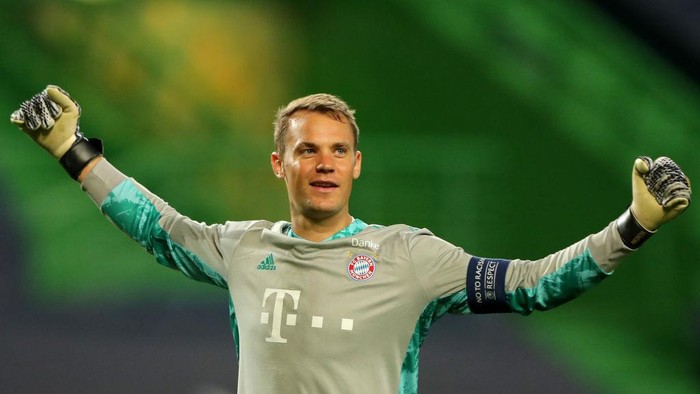 LISBON, PORTUGAL - AUGUST 19: Manuel Neuer of Bayern Munich celebrates after his teammate Robert Lewandowski of Bayern Munich (not pictured) scored their teams third goal during the UEFA Champions League Semi Final match between Olympique Lyonnais and Bayern Munich at Estadio Jose Alvalade on August 19, 2020 in Lisbon, Portugal. (Photo by Miguel A. Lopes/Pool via Getty Images)