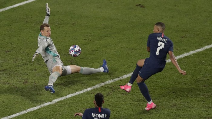 LISBON, PORTUGAL - AUGUST 23: Kylian Mbappe of Paris Saint-Germain shoots and misses during the UEFA Champions League Final match between Paris Saint-Germain and Bayern Munich at Estadio do Sport Lisboa e Benfica on August 23, 2020 in Lisbon, Portugal. (Photo by Manu Fernandez/Pool via Getty Images)