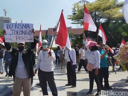 Demo Puluhan Warga soal Surat Ijo di Balkot Surabaya Diwarnai Aksi Dorong