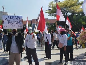 Demo Puluhan Warga soal Surat Ijo di Balkot Surabaya Diwarnai Aksi Dorong Demo Puluhan Warga soal Surat Ijo di Balkot Surabaya Diwarnai Aksi Dorong