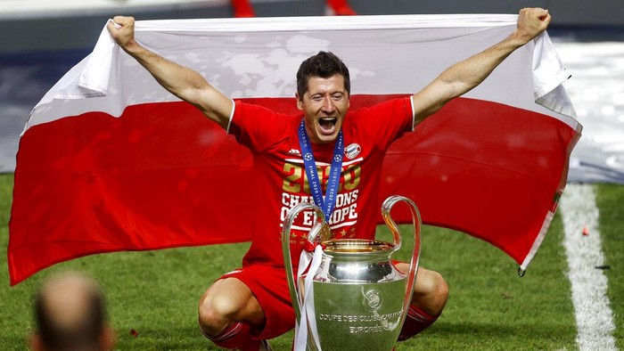 Bayerns Robert Lewandowski celebrates with the trophy after Munich won the Champions League final soccer match between Paris Saint-Germain and Bayern Munich at the Luz stadium in Lisbon, Portugal, Sunday, Aug. 23, 2020.(Matthew Childs/Pool via AP)