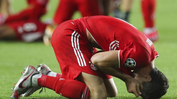 Bayern's Robert Lewandowski celebrates after winning the Champions League final soccer match between Paris Saint-Germain and Bayern Munich at the Luz stadium in Lisbon, Portugal, Sunday, Aug. 23, 2020. (Miguel A. Lopes/Pool via AP)