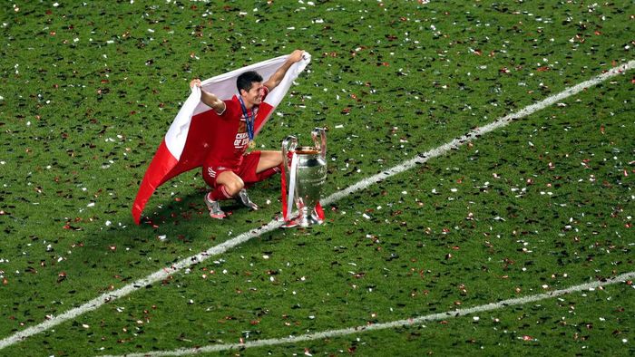 Robert Lewandowski LISBON, PORTUGAL - AUGUST 23: Robert Lewandowski of FC Bayern Munich celebrates with the UEFA Champions League Trophy following his teams victory in the UEFA Champions League Final match between Paris Saint-Germain and Bayern Munich at Estadio do Sport Lisboa e Benfica on August 23, 2020 in Lisbon, Portugal. (Photo by Manu Fernandez/Pool via Getty Images)