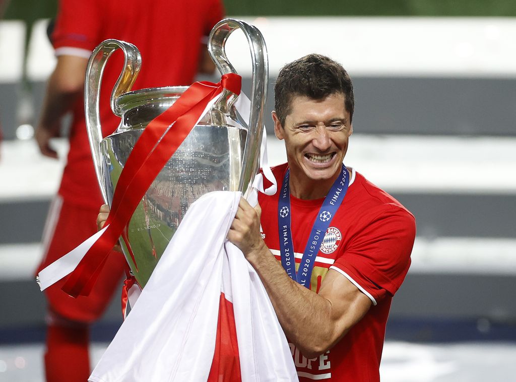 LISBON, PORTUGAL - AUGUST 23: Robert Lewandowski of FC Bayern Munich celebrates with the UEFA Champions League Trophy following his team's victory in the UEFA Champions League Final match between Paris Saint-Germain and Bayern Munich at Estadio do Sport Lisboa e Benfica on August 23, 2020 in Lisbon, Portugal. (Photo by Matt Childs/Pool via Getty Images)