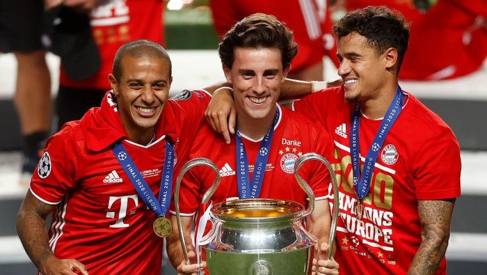 LISBON, PORTUGAL - AUGUST 23: Thiago Alcantara, Alvaro Odriozola and Philippe Coutinho of FC Bayern Munich celebrate with the UEFA Champions League Trophy following their teams victory in the UEFA Champions League Final match between Paris Saint-Germain and Bayern Munich at Estadio do Sport Lisboa e Benfica on August 23, 2020 in Lisbon, Portugal. (Photo by Matt Childs/Pool via Getty Images)