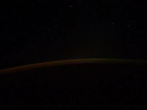 Penampakan Diduga UFO Terekam Kamera Astronaut Rusia Penampakan Diduga UFO Terekam Kamera Astronaut Rusia