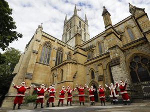 Foto Mengintip Sekolah Sinterklas di London