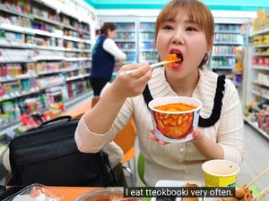 Unik! 5 YouTuber Korea Ini Doyan Mukbang Makanan Minimarket