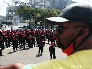 Tolak Omnibus Law, Aksi Buruh Menutup Jalan Depan DPR