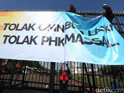 Aksi Buruh Pasang Spanduk Tolak RUU Cipta Kerja di DPR