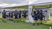 Il Professore langsung memberi arahan di lapangan. Foto: Juventus.com