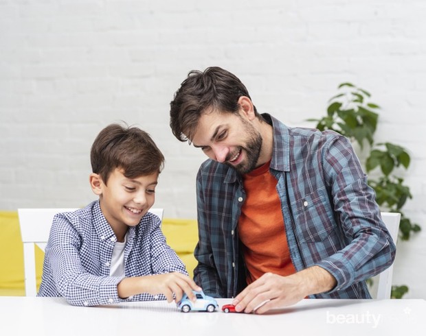 Ayah Sebagai Teman Bermain/ Foto: Freepik.com Ayah Sebagai Teman Bermain