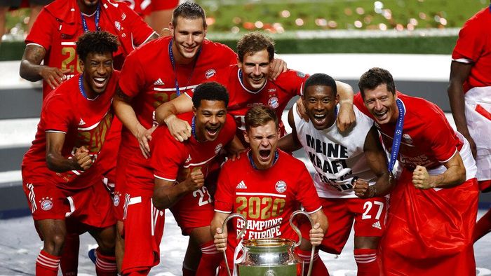 Bayern Munich Munich players celebrate with the trophy after winning the Champions League final soccer match between Paris Saint-Germain and Bayern Munich at the Luz stadium in Lisbon, Portugal, Sunday, Aug. 23, 2020.(Matthew Childs/Pool via AP)